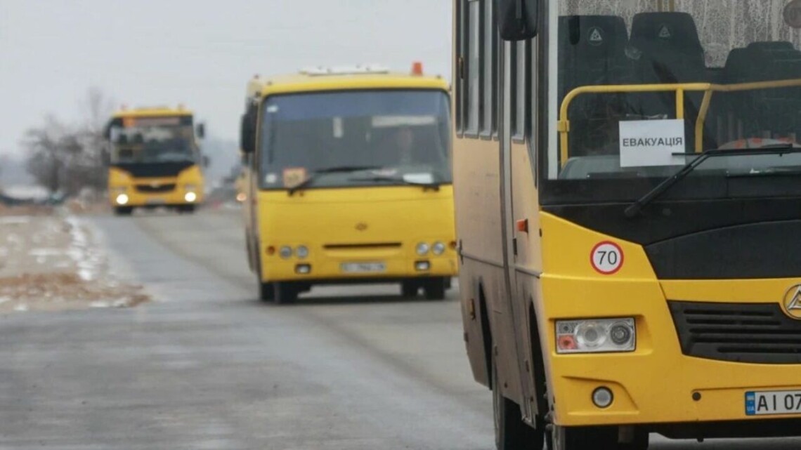 Оккупанты не пропустили гуманитарный конвой в Мелитополь, забрали фуры и автобусы и украли груз.