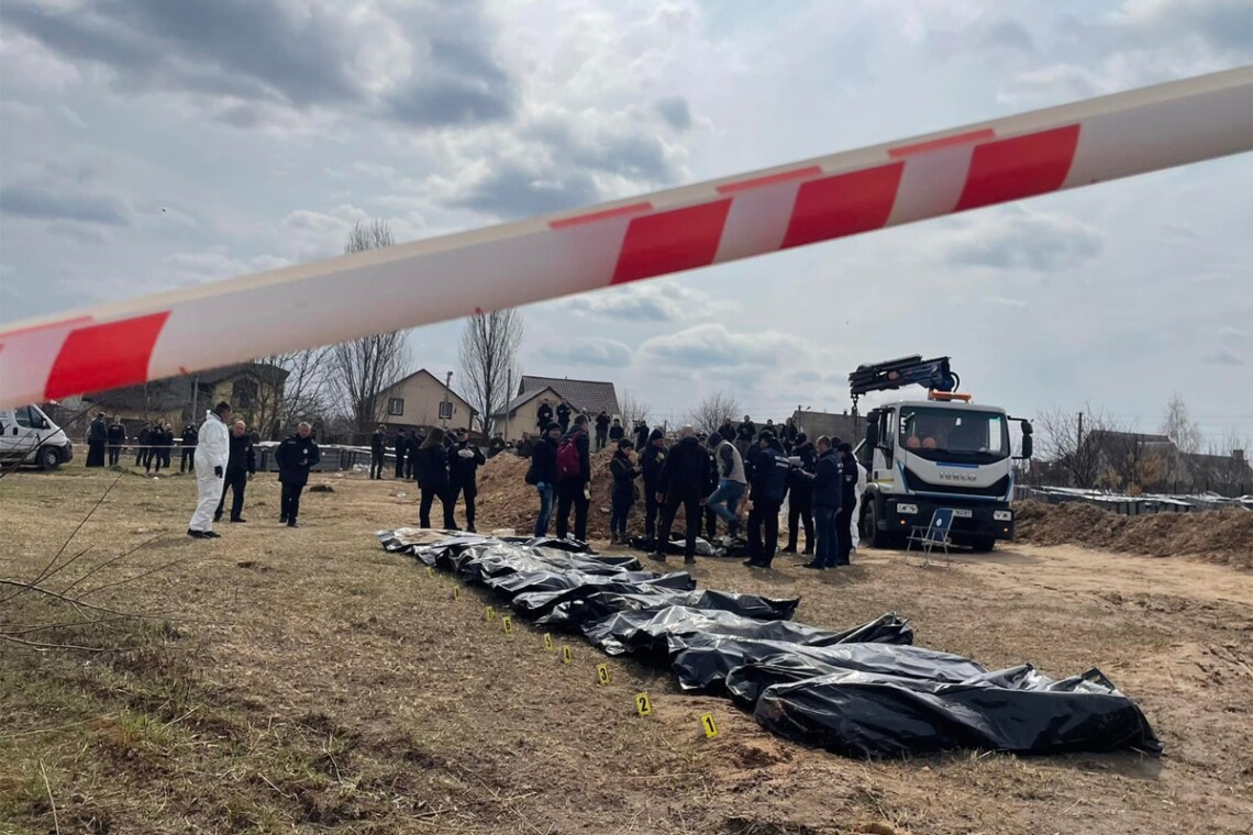 В Буче Киевской области сегодня началась эксгумация тел с места массового временного захоронения возле местной церкви.