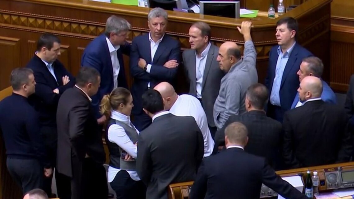 У парламенті призупинено роботу фракції Опозиційної платформи. Із неї продовжують виходити депутати.