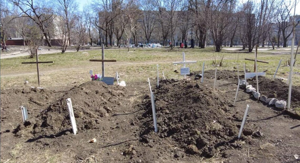 Російські окупанти почали ексгумувати тіла жителів Маріуполя, похованих у дворах житлових будинків. Ймовірно, щоби приховати сліди своїх злочинів.