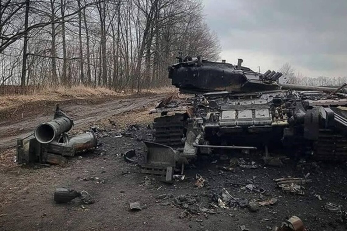 В Україні з початку російського вторгнення загинуло близько 20 900 солдатів рф. Також ЗСУ знищили понад 815 російських танків та іншу техніку ворога.
