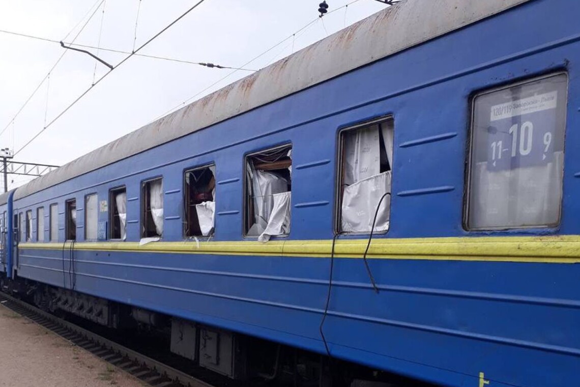 Російські окупанти 21 квітня завдали ракетного удару по Запоріжжю. Постраждав поїзд №119/120 Запоріжжя – Львів.