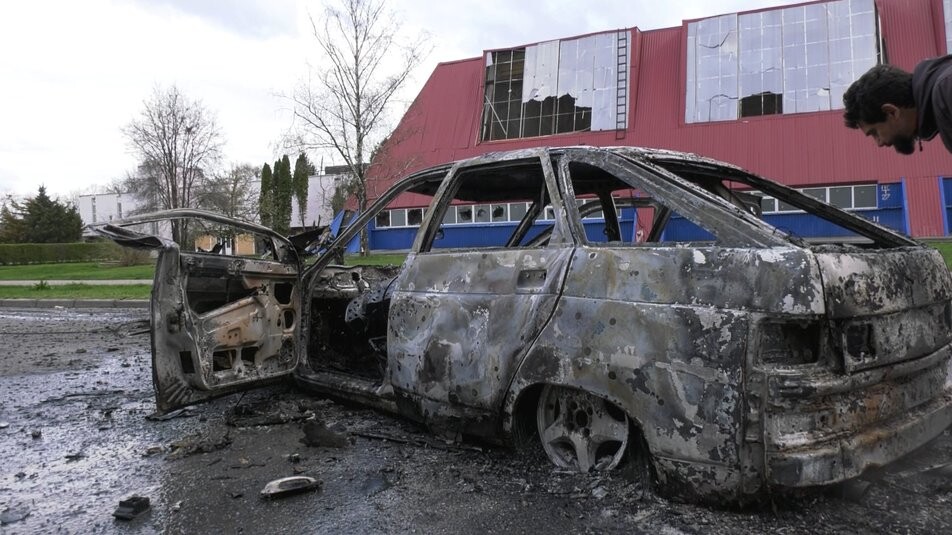 Двоє цивільних людей загинули 21 квітня внаслідок обстрілу Київського району Харкова — російський снаряд влучив у легковий автомобіль.