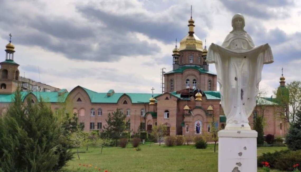 Российские оккупанты разрушили только в Луганской области не менее семи православных храмов.