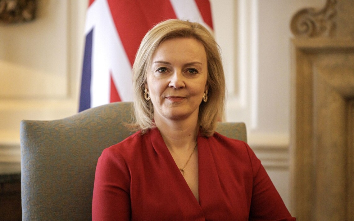 Глава МЗС Британії заявила, що потрібно подвоїти підтримку України, включаючи постачання важкого озброєння, танків та літаків.