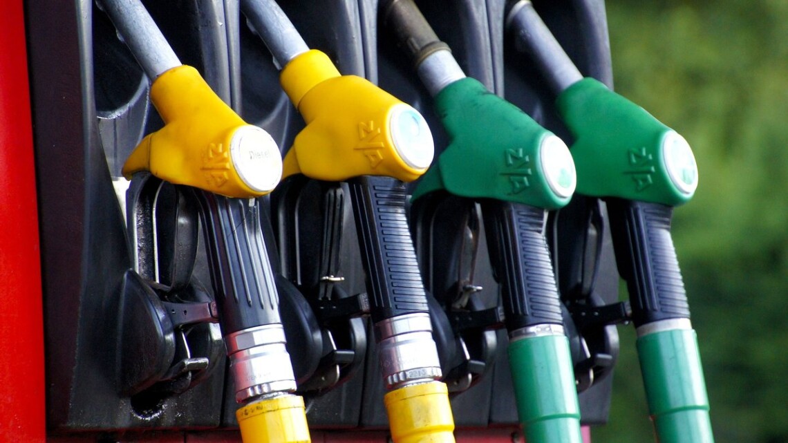 Експерт назвав три причини дефіциту бензину в Україні, який останнім часом відчули і у Києві.