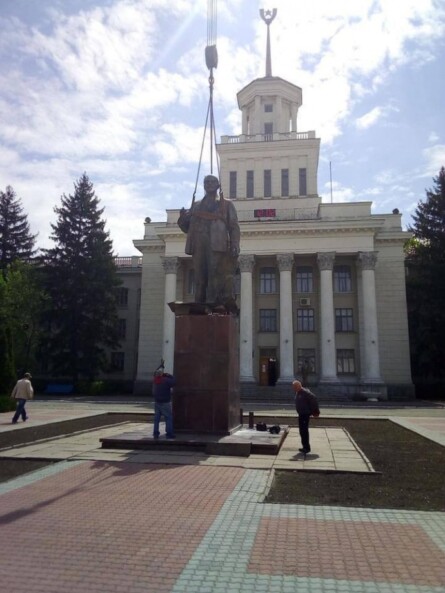 Пока Украина первая в мире запускает электронные паспорта, рашисты восстанавливают памятник Ленину во временно оккупированной Новой Каховке.