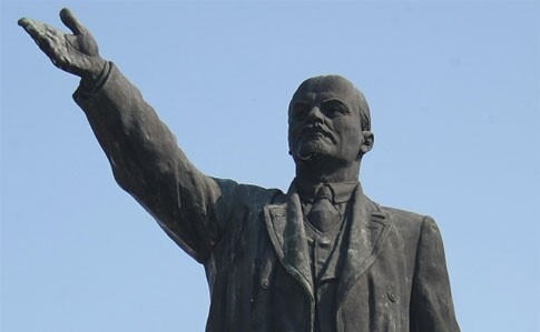 Пока Украина первая в мире запускает электронные паспорта, рашисты восстанавливают памятник Ленину во временно оккупированной Новой Каховке.
