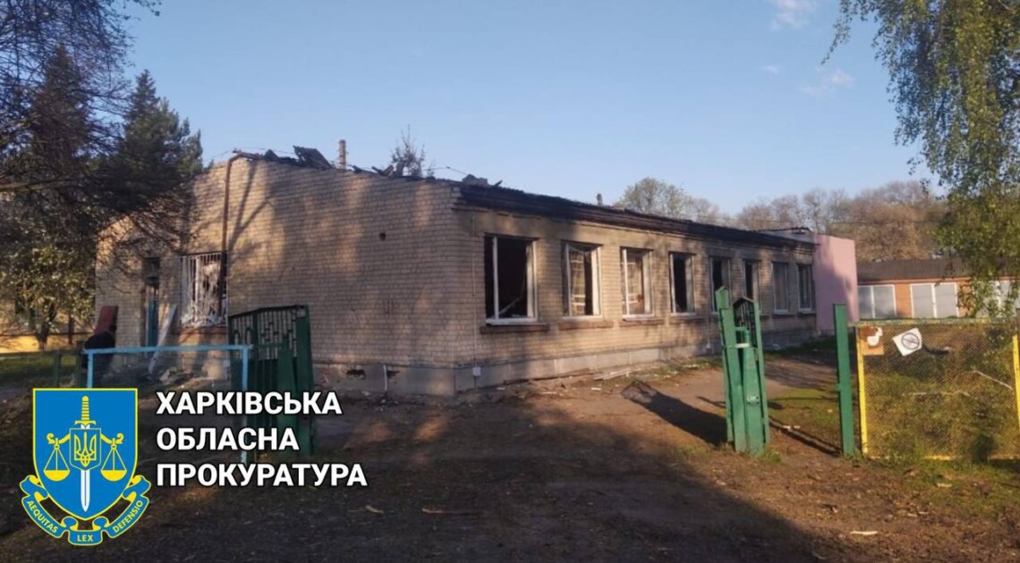 По данным следствия, утром 2 мая оккупанты обстреляли пгт Золочев. В результате обстрела повреждены шесть жилых домов и два учебных заведения.