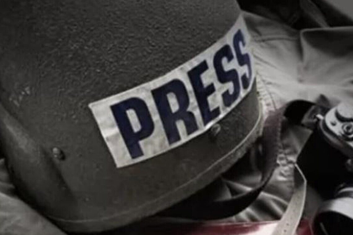 За час війни в Україні окупанти вбили понад 20 українських та іноземних журналістів. Також рф знищила понад 100 регіональних медіа.