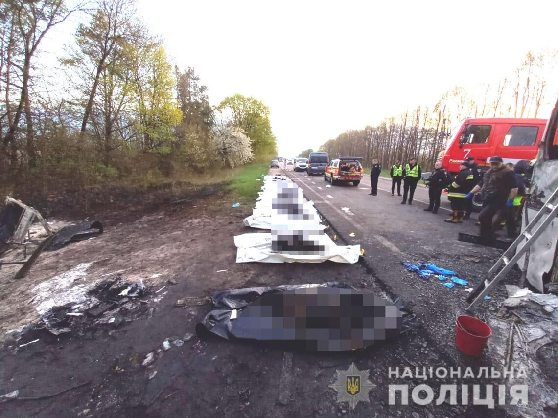 В результате ДТП с бензовозом в Ровненской области погибли 26 человек – 24 пассажира и двое водителей. Еще 12 получили травмы.
