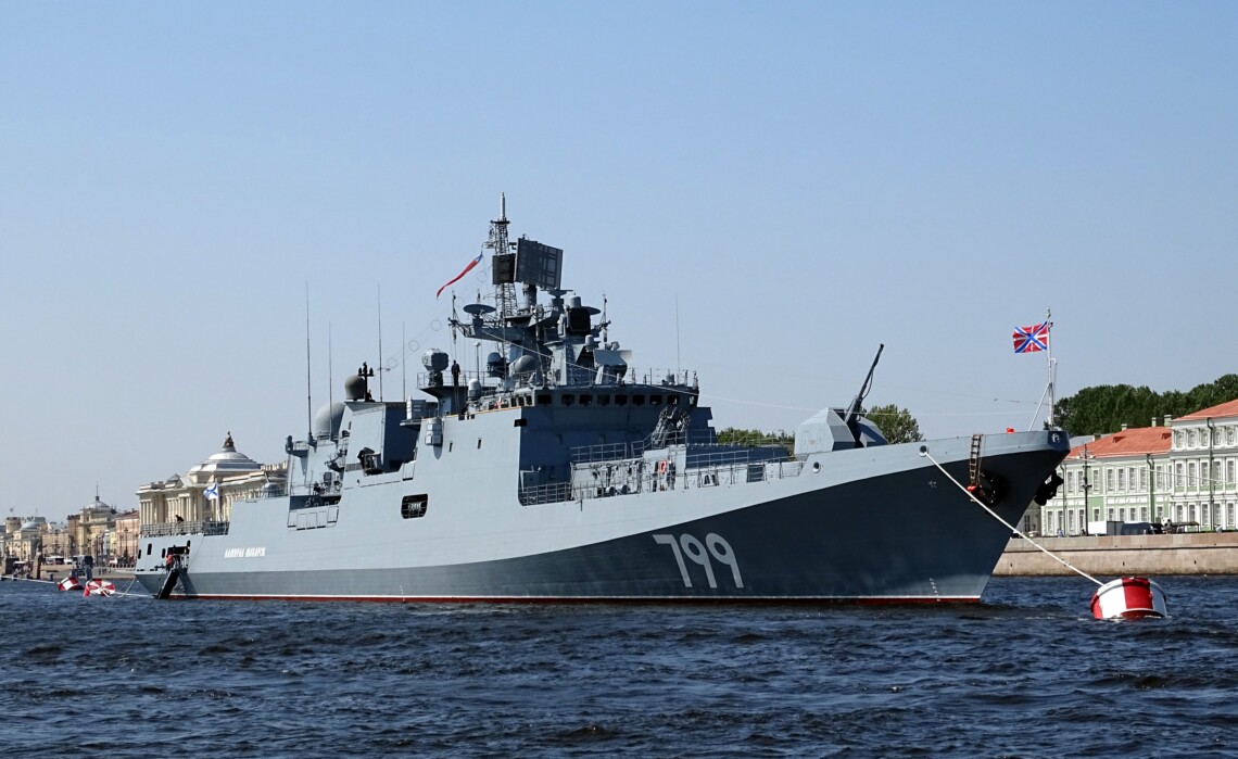 Біля острова Зміїний горить російський фрегат Адмірал Макаров. За попередньою інформацією, корабель був уражений українською ракетою Нептун.