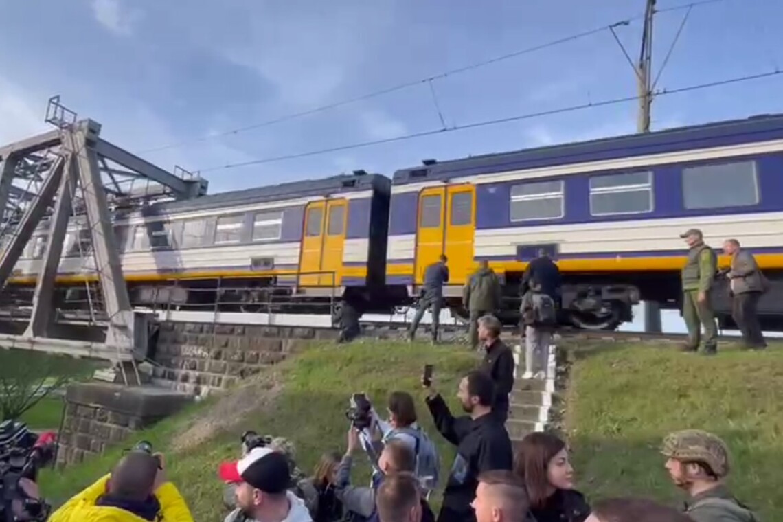 З 7 травня відкрився відновлений залізничний міст, який з'єднує Ірпінь із Києвом. Вже запущено перший поїзд.