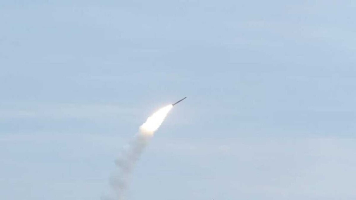 Українські військові за допомогою ППО сьогодні вдень збили російську ракету окупантів над Полтавщиною.