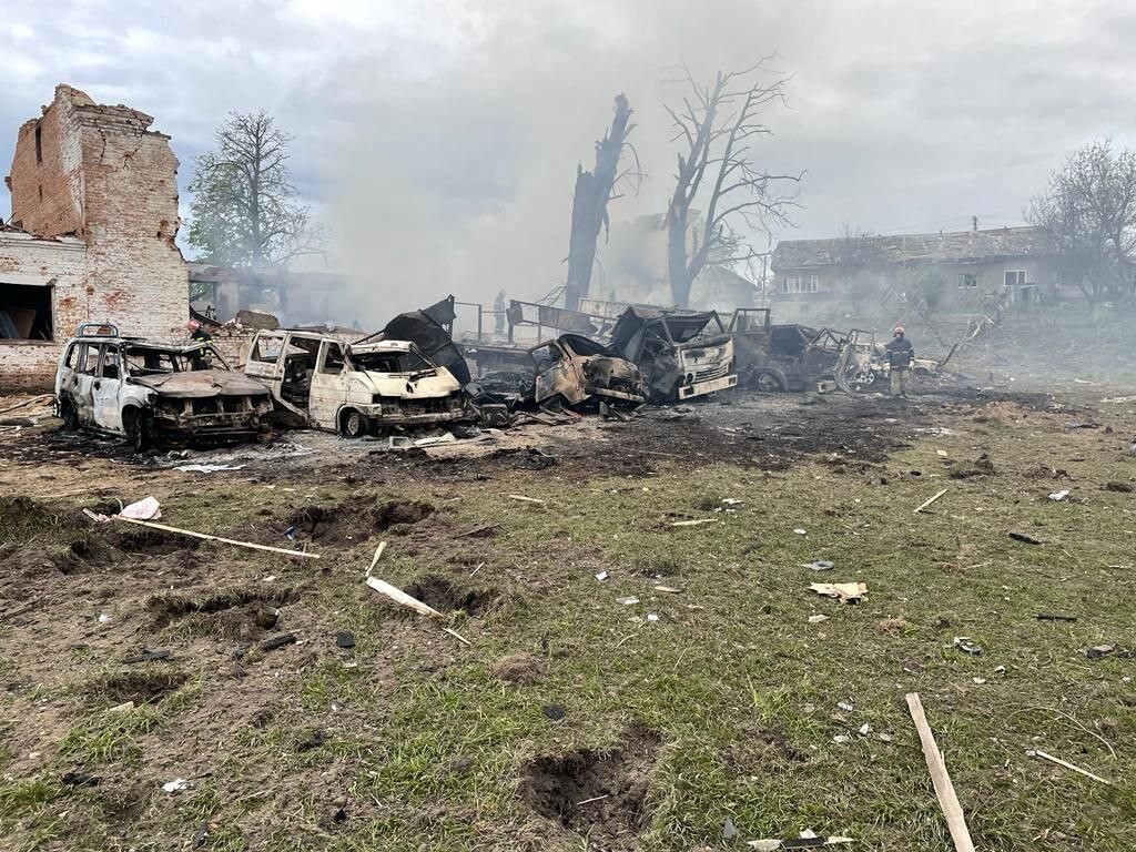 Ночью россия нанесла авиаудары по Новгород-Северскому в Черниговской области. Есть погибшие, раненые и разрушения.