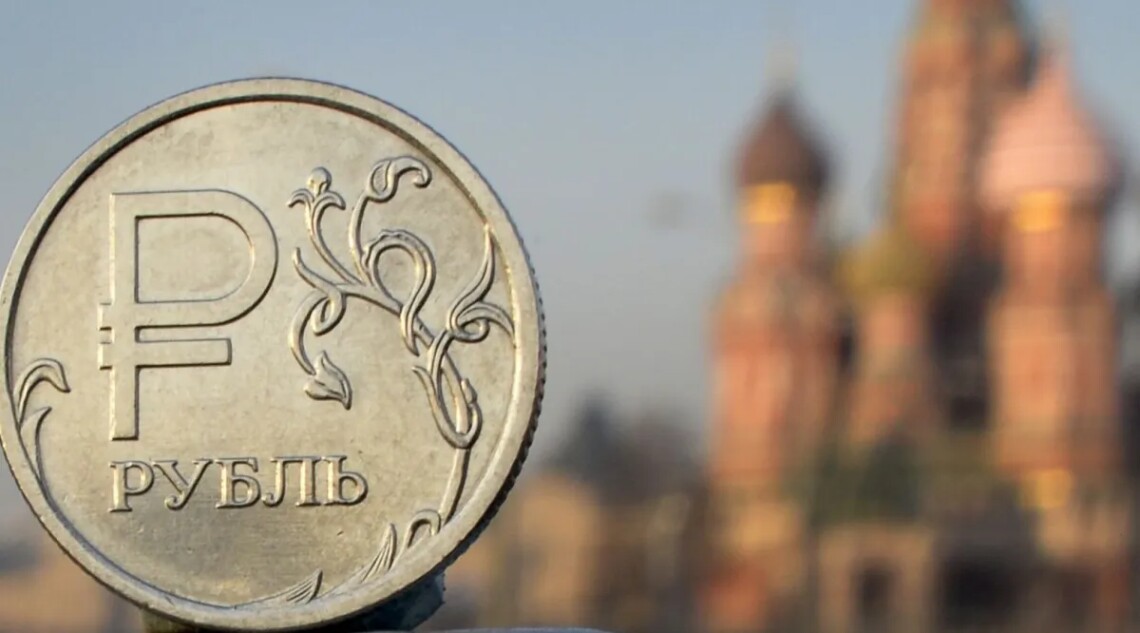 Рубль краще за інші валюти світу зміцнився по відношенню до долара з початку року. Проте багато трейдерів перестали торгувати ним через невідповідність реальної ціни та ціни на моніторі.