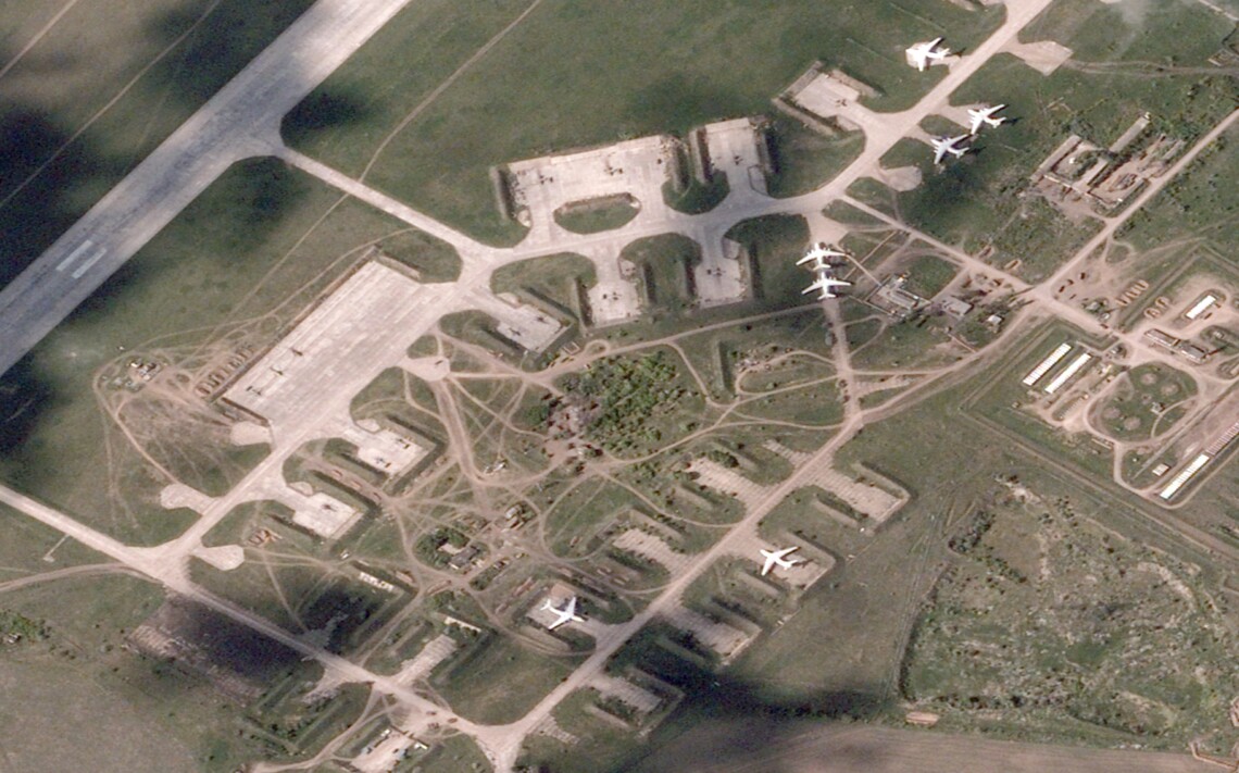 Судячи з супутникових знімків, на аеродромі в окупованому Мелітополі знаходиться щонайменше 7 вертольотів. Не можна сказати, що вони у повній безпеці, незважаючи на розташування аеродрому.