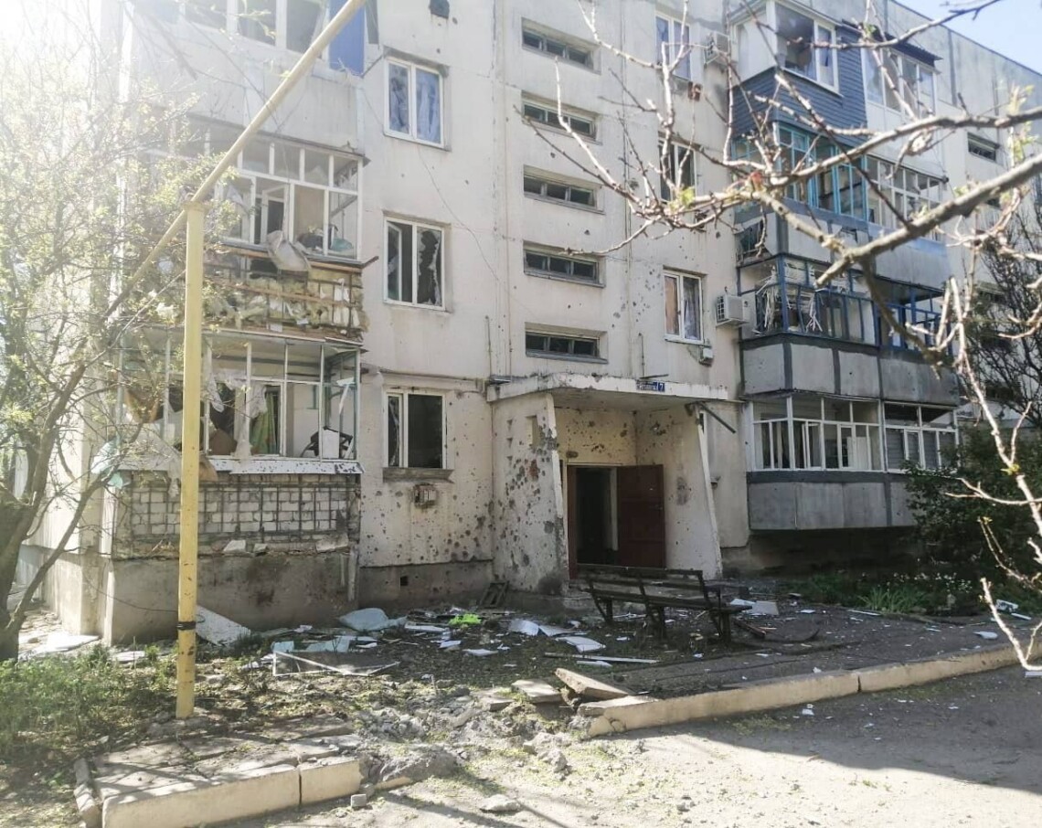 Російські окупаційні війська вчора обстріляли житлові райони міста в Запорізькій області, пошкодивши низку житлових будівель та іншу інфраструктуру.