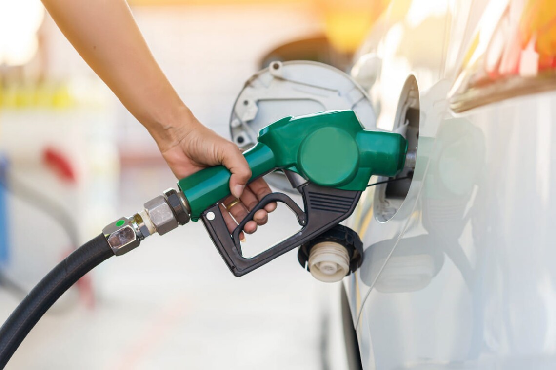 Уряд підвищив граничну ціну на бензин та знизив на дизельне паливо. Порівняно з початком місяця вартість бензину зросла на 2,17 грн, дизпалива – зменшилася на 32 копійки.