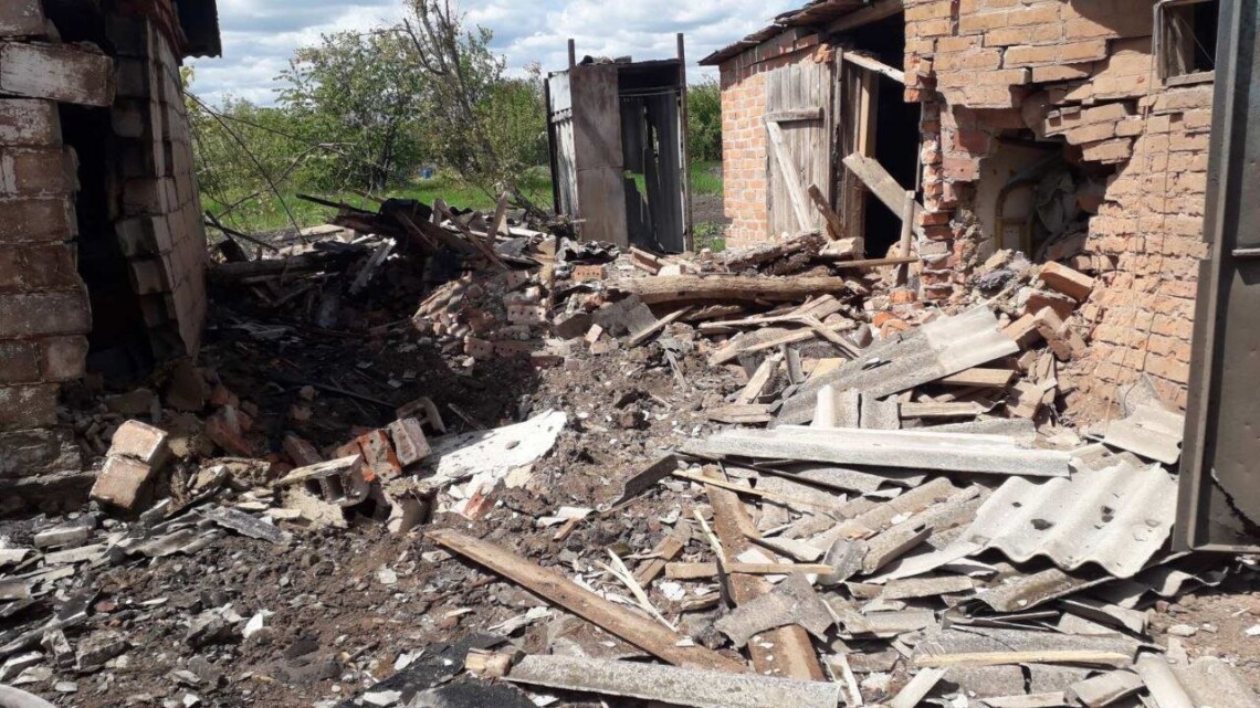 Російські окупаційні війська здійснили обстріл селища міського типу у Чугуївському районі Харківщини, через що є постраждалі.