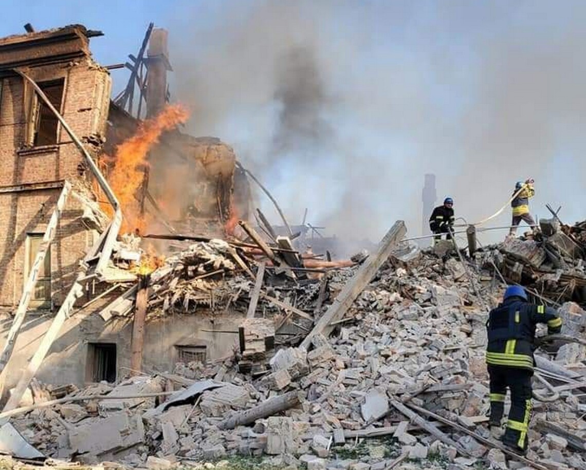 Российские оккупационные войска продолжают обстреливать жилые кварталы Северодонецка и Лисичанска, разрушив ряд построек.