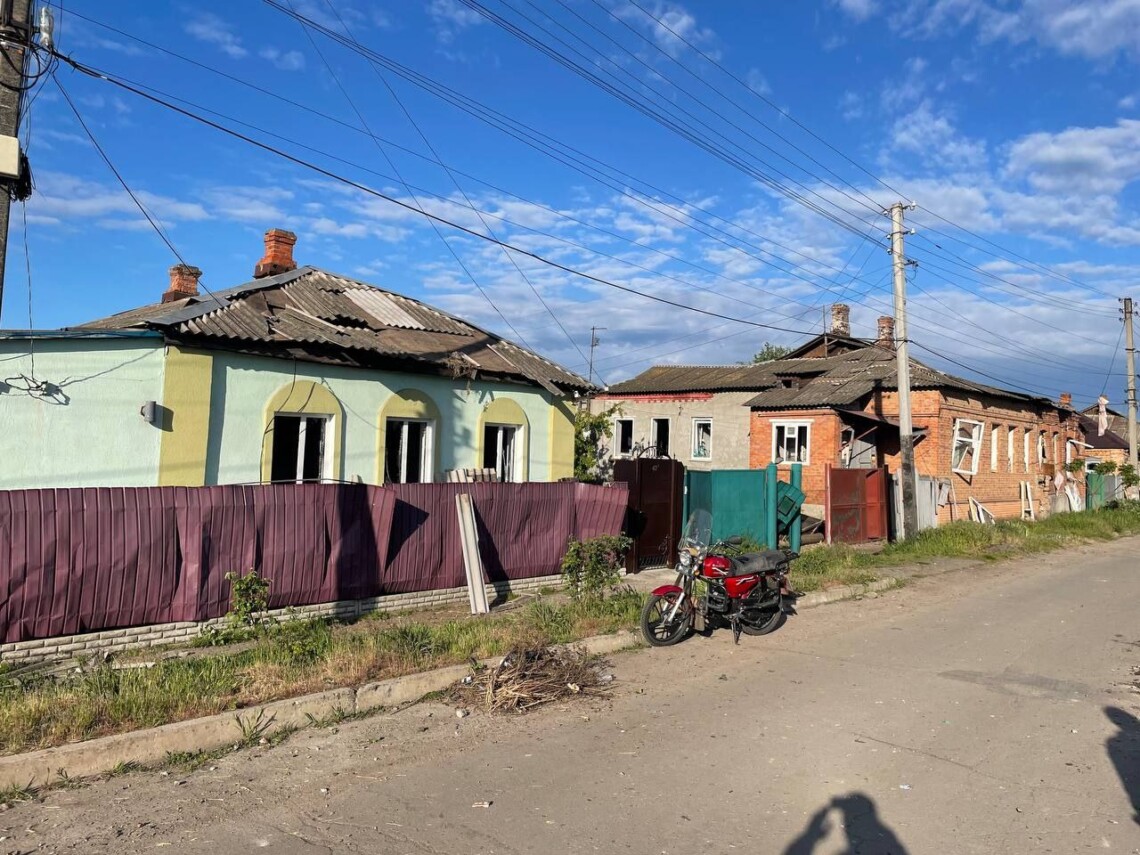 По Ахтырке Сумской области утром выпустили пять ракет. В городе повреждены жилые дома, храм, детский сад. Пять человек ранены.