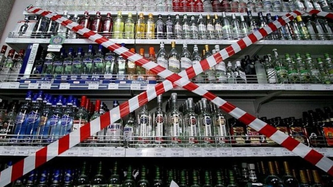 Очільник Харківської обладміністрації підписав наказ про заборону продажу алкогольних напоїв, крім пива і слабоалкоголок.