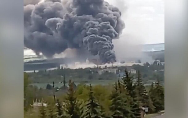 Войска россии во вторник, 17 мая, обстреляли завод Кнауф в Бахмуте Донецкой области, который производил строительные смеси.