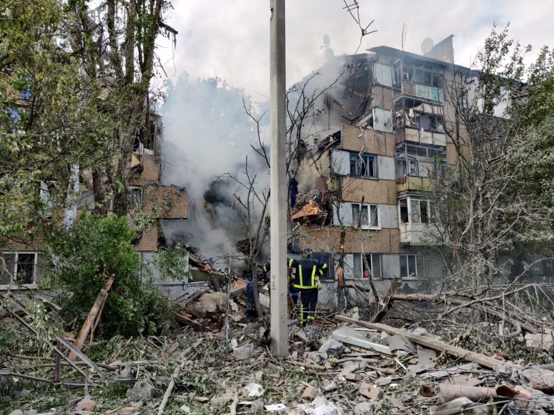 Російські окупаційні війська здійснили ракетний удар по житловому будинку у Бахмуті на Донеччині, в якому загинула людина.