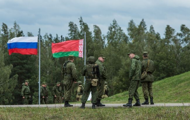 Військовослужбовці з Білорусі продовжують виконувати завдання щодо посилення українсько-білоруського кордону у Брестській та Гомельській областях та проводять навчання.