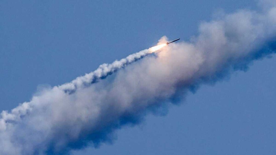 Російські війська з акваторії Чорного моря запустили ракету по Одещині. Попередньо, значних руйнувань та постраждалих немає.
