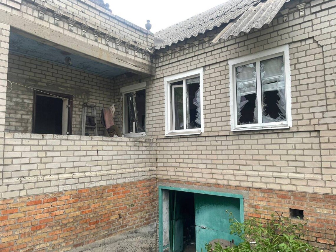 Внаслідок ракетної атаки на Дніпро осколкові поранення отримали дві жінки та чоловік, вони госпіталізовані.