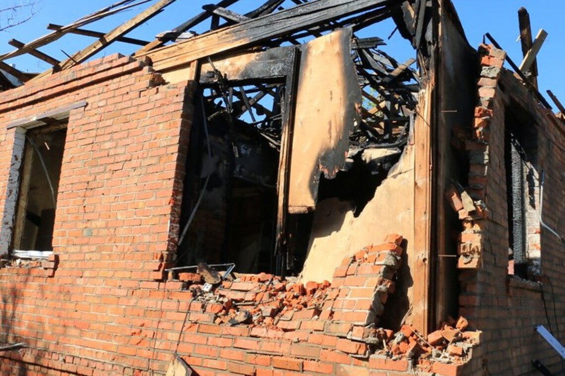 У Харкові після тижня відносного затишшя сьогодні вночі російський снаряд влучив у приватний будинок у Київському районі. Він згорів.