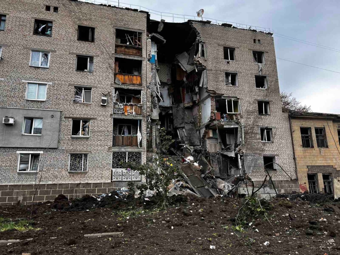 Російські окупаційні війська продовжують з літаків бомбити мирні райони населених пунктів Донецької області. Вчергове атака була на Бахмут.