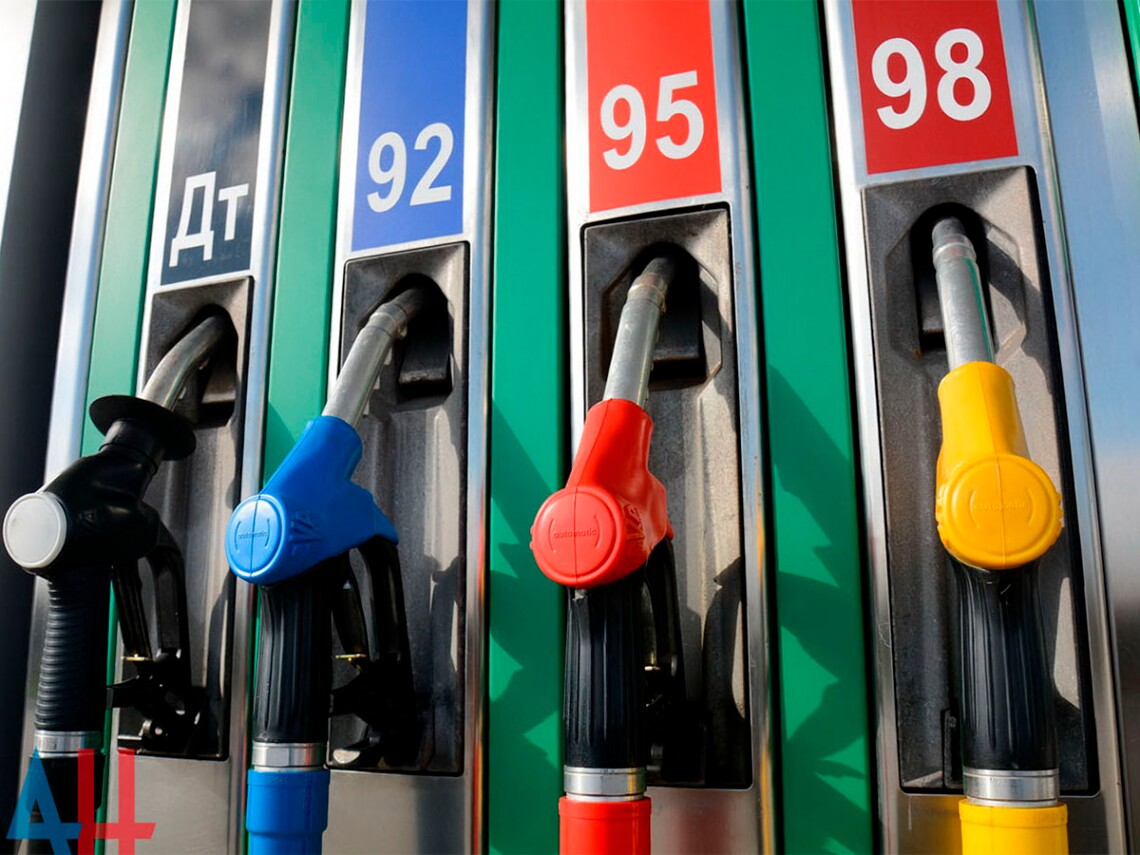 В Україні поступово стабілізується ситуація на ринку палива, а на АЗС зникає ажіотаж. Наразі країна завозить достатню кількість бензину, щоб уникнути дефіциту.