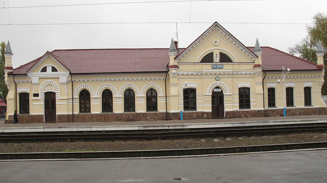 Российские оккупационные войска нанесли ракетный удар по одному из городов Житомирской области, в районе железнодорожного вокзала.