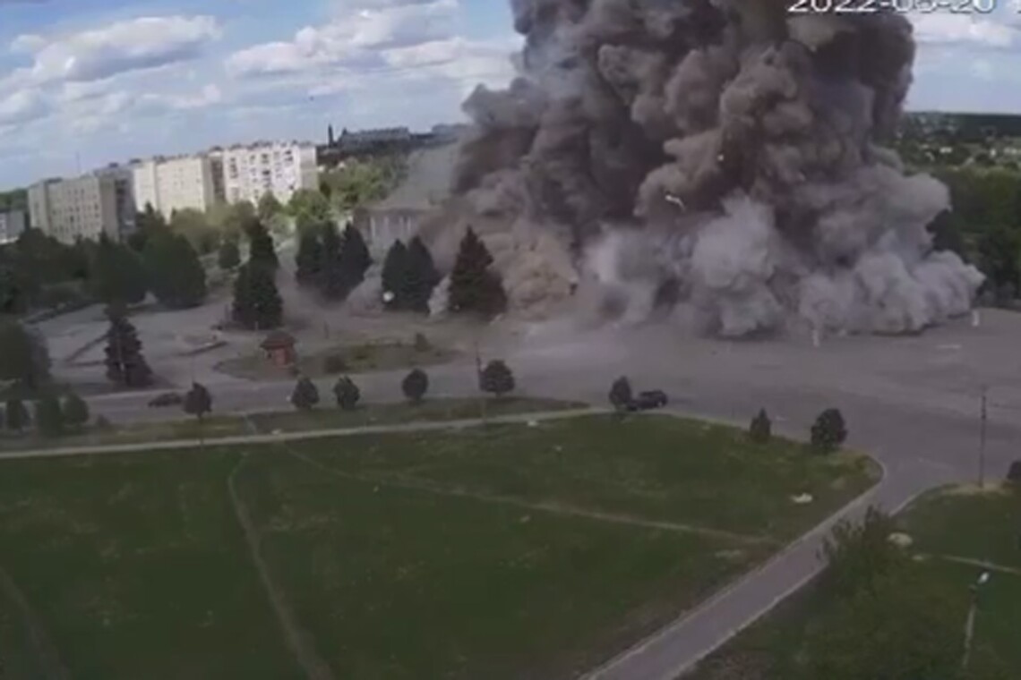 Российские военные сегодня днем ударили ракетами по Лозовой в Харьковской области. Одна из них попала в Дом культуры. Уже известно о 7 пострадавших, среди них ребенок.