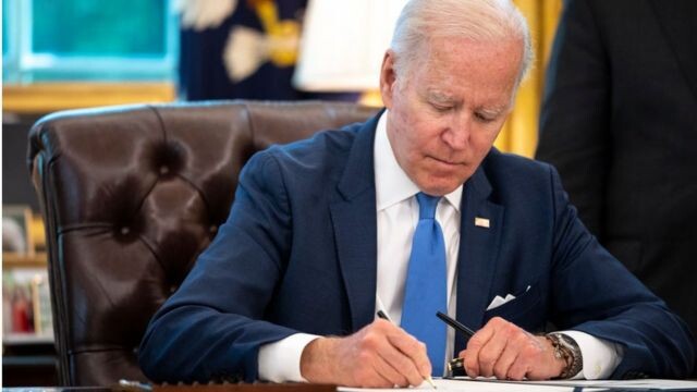 Президент Соединенных Штатов Джо Байден подписал закон о предоставлении Украине 40 млрд. долларов, которые будут направлены на военную и гуманитарную поддержку страны.