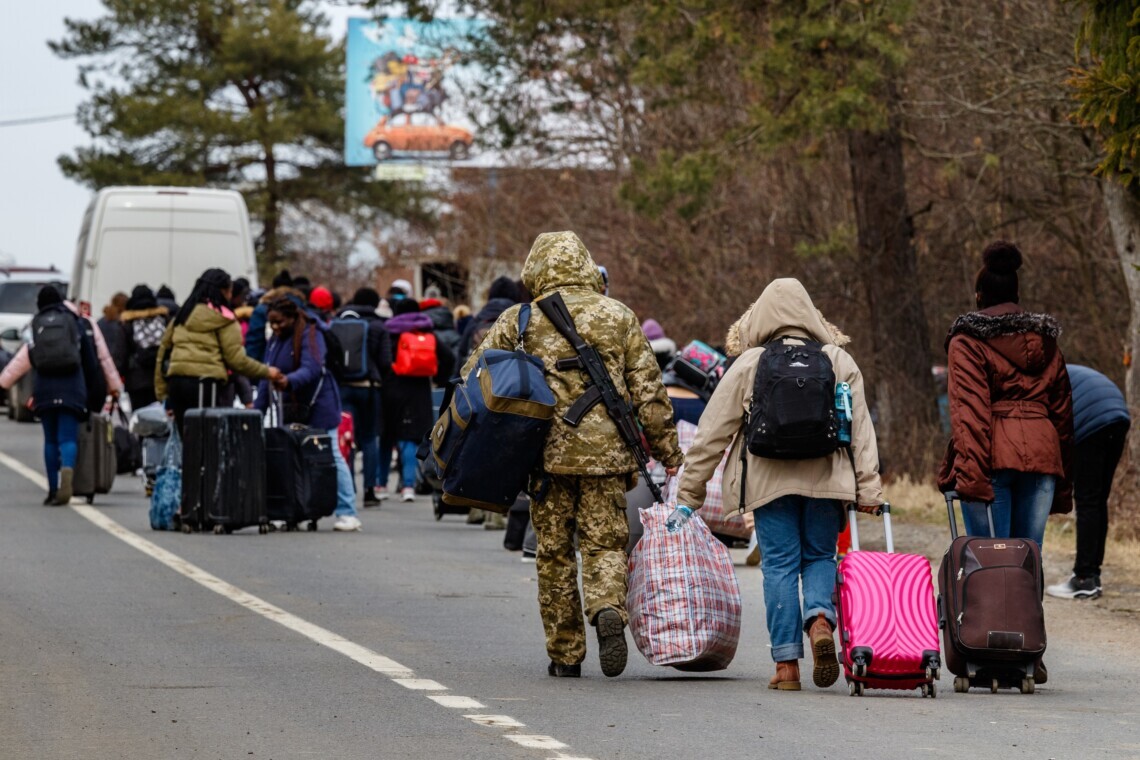 Наразі вже можна отримати гроші для біженців на території Львова, Ужгорода, Івано-Франківська та Чернівців