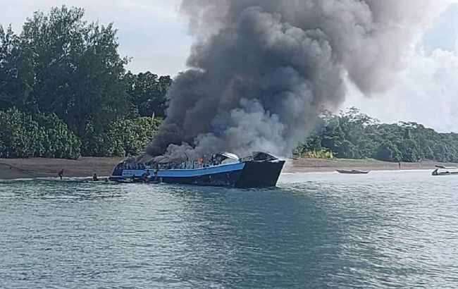 Щонайменше 7 осіб загинуло у понеділок, 23 травня, під час пожежі на швидкохідному судні біля берегів філіппінського острова Лусон.