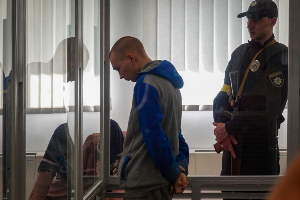 Суд в Киеве приговорил российского военного Вадима Шишимарина к пожизненному заключению за убийство мирного жителя в Сумской области.