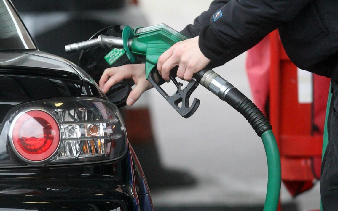 Бензин марки А-95 теперь стоит в среднем 50,84 грн за литр, марки А-95+ – 51.51 грн за литр. Дизельное топливо подорожало в среднем до 56,49 грн.