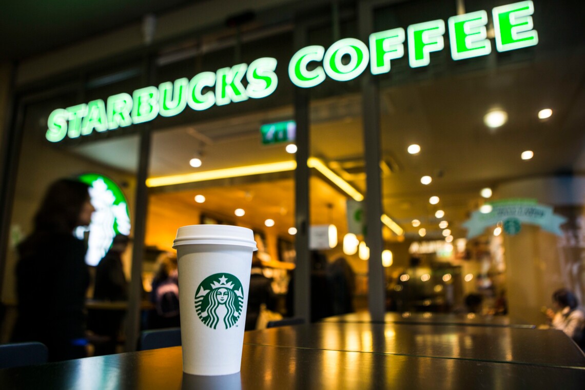 Кавовий гігант Starbucks після 15 років роботи йде з росії. У країні буде закрито 130 кав'ярень, на їхню частку припадає менше відсотка річного доходу компанії.