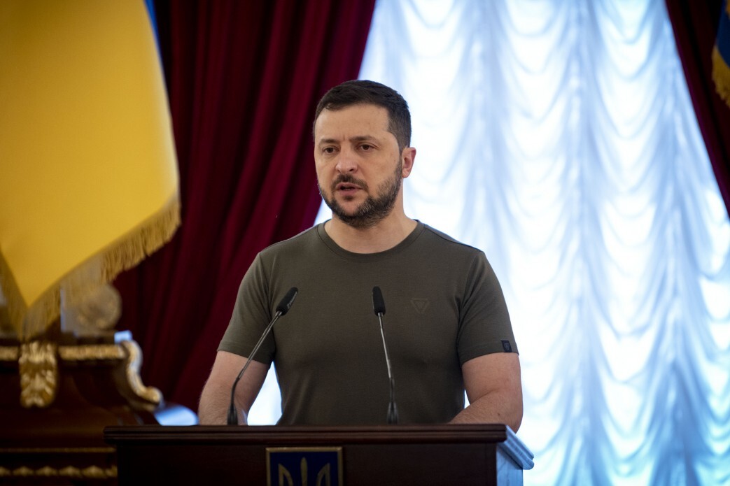 Зеленський додав, що Україні терміново потрібна потужна зброя, яка дозволить українській армії не втрачати стільки людей