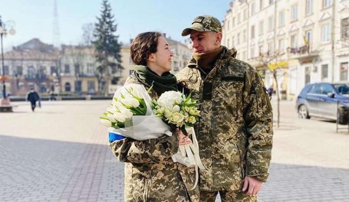 С начала полномасштабного российского  вторжения в Украине поженилось почти 52 тысячи пар.
