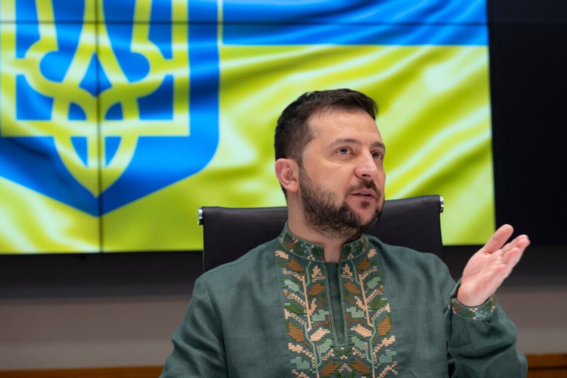 Зеленский отметил украинскую принадлежность Крыма и Донбасса, но сейчас видит главную задачу в освобождении захваченных за 3 месяца районов.