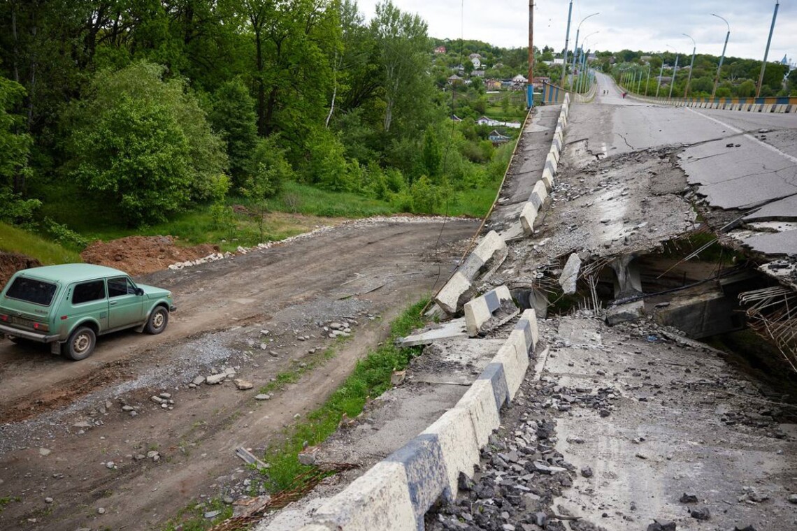 В Харьковской области за три месяца войны российские оккупанты разрушили 45 процентов дорог.