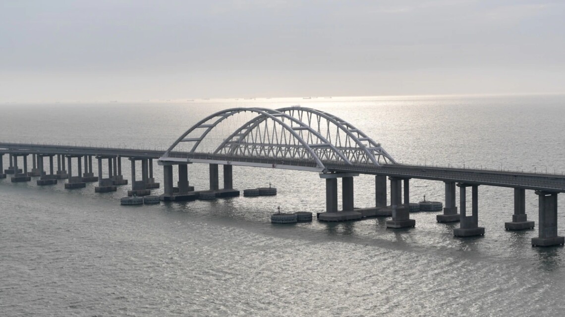 ВСУ давно расправились бы с Крымским мостом, если бы они имели такую возможность - эффективно достать и разрушить конструкцию. Но ее нет.