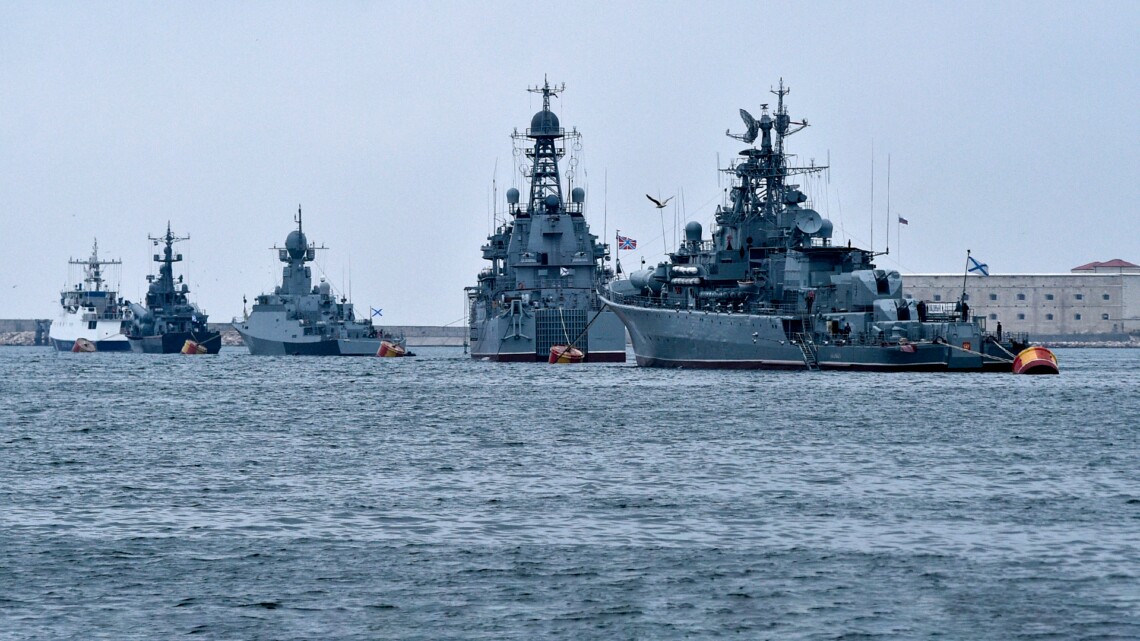 Багато російські кораблі пішли в порти, проте розслаблятися не варто, оскільки п'ять кораблів все ще бовтаються в морі