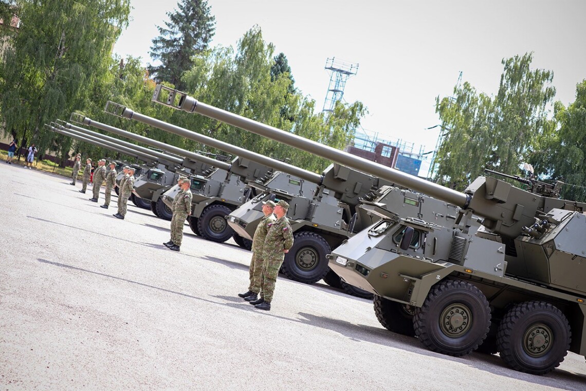 Словаччина підписала контракт про передачу Україні восьми самохідних гаубиць Zuzana 2 для боротьби з російською агресією.